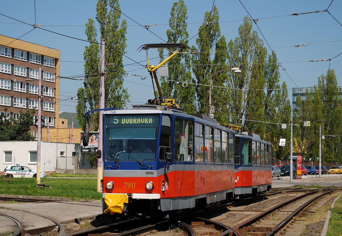 Tw.7911+7912 im  Retrolook  bei der Einfahrt zum Betriebsbahnhof Krasnany.(24.04.2015)