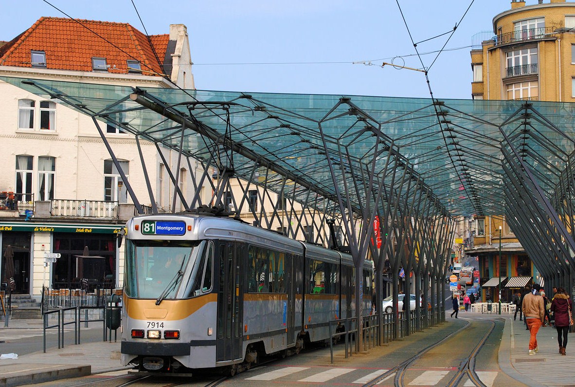 Tw.7914 verläßt die überdachte Haltestellenanlage am Place Eugene Flagey.(14.03.2015)