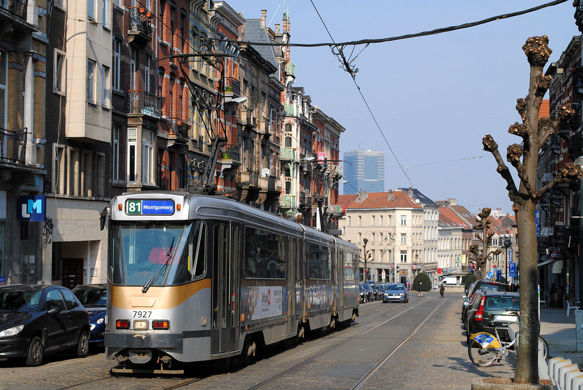 Tw.7927 fährt die steile Avenue Paul Dejaer in Richtung Montgomery.(14.03.2015)