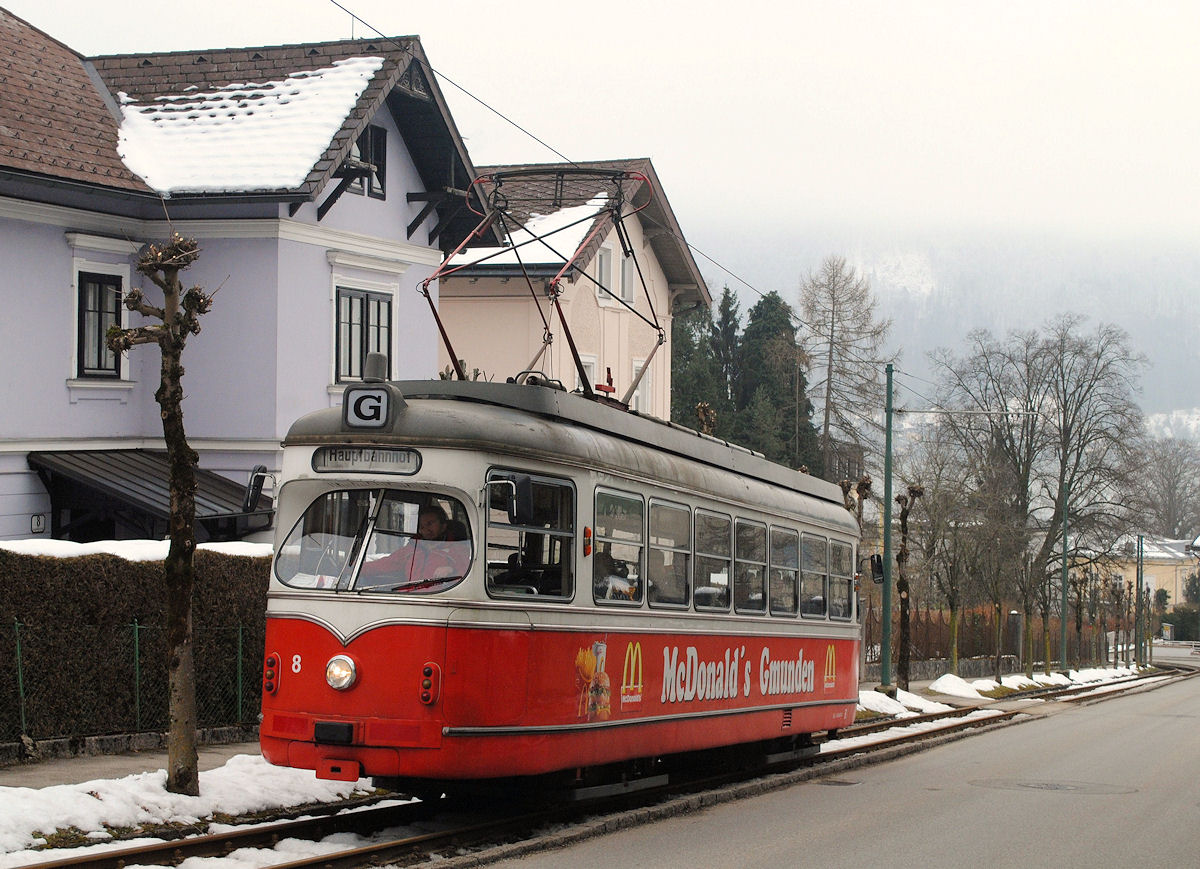Tw.8 befährt in der Kaltenbrunnerstraße den mit 96 Promille steilsten Abschnitt der Gmundner Straßenbahn. (14.02.2015)