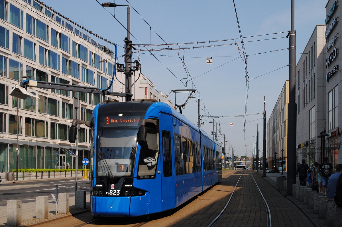 Tw.823 in der ul. Pawla vor dem Hauptbahnhof. Man erkennt am linken Fahrleitungsmast den 600V - Einspeisepunkt, der sowohl von der Straßenbahn, als auch zum Aufladen der Batteriebusse verwendet wird. (22.08.2021)