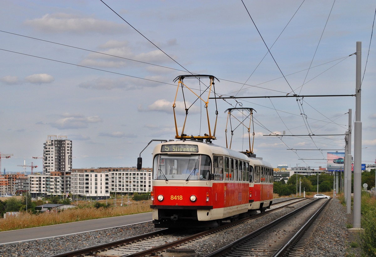 Tw.8418 + 8300 haben das Steilstück bereits hinter sich gelassen und erreichen in wenigen hundert Metern die Endstelle Slivenec. (26.08.2024)