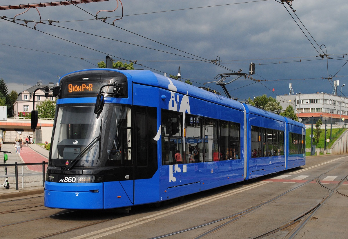 Tw.860 überquert im Einsatz auf der Linie 9 nach Nowy Biezanow P+R den Rondo Mogielski. (19.08.2021)