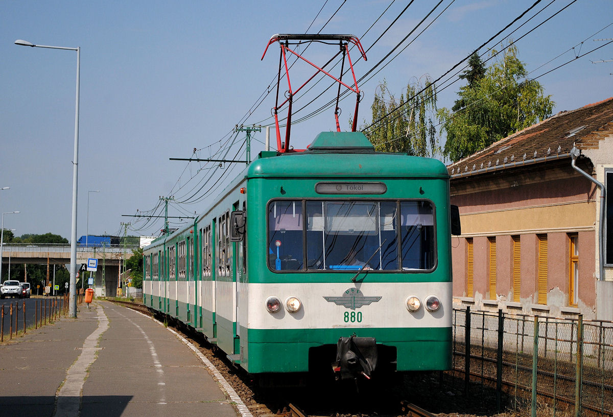 Tw.880 bei der Einfahrt in die Haltestelle Szent Istvan utca, die im südlichen Budapester Stadtteil Soroksar gelegen ist. (13.07.2016)