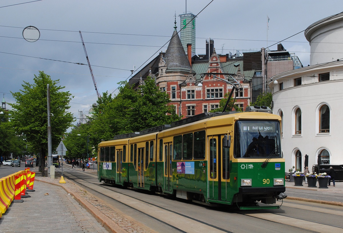 Tw.90 als Linie 10 in der Mannerheimintie, rechts erkennt man das runde Gebäude des Schwedischen Theaters. (06.06.2023)
