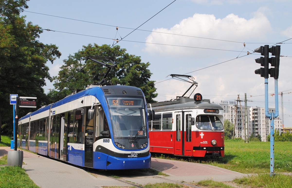 Tw.902 und Tw.101 (ex. Wien E1 4488) in der Endstelle os. Piastow. (21.08.2021)