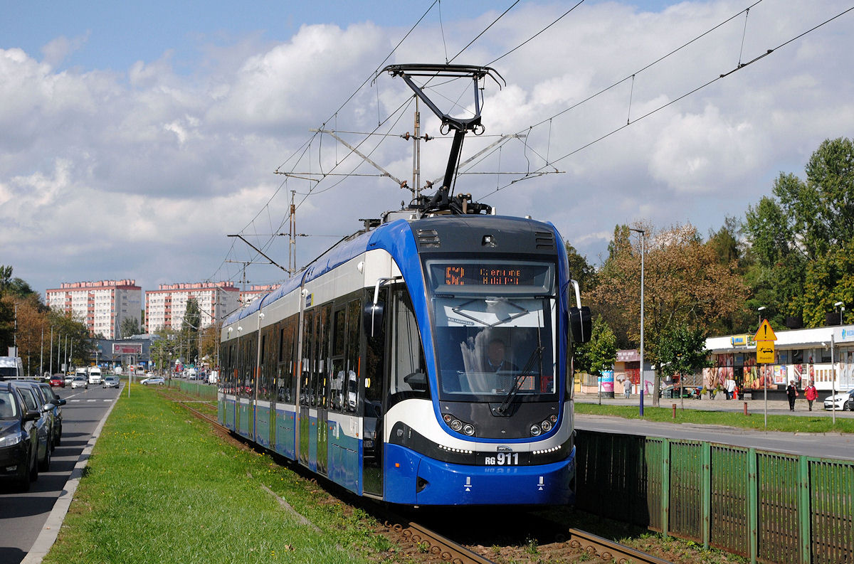 Tw.911 der Reihe  Krakowiak  in der Alea Gen. Andersa auf der Fahrt in Richtung Rondo Kozmyrzowski. (18.09.2017)