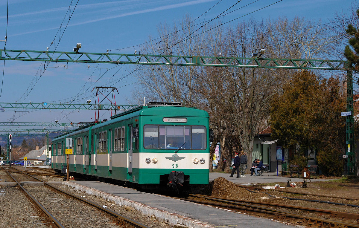Tw.918 im Bhf. Gödöllö - Palotakert, wo die Abfertigung der Züge noch vom Fahrdienstleiter persönlich vorgenommen wird. (09.03.2018)