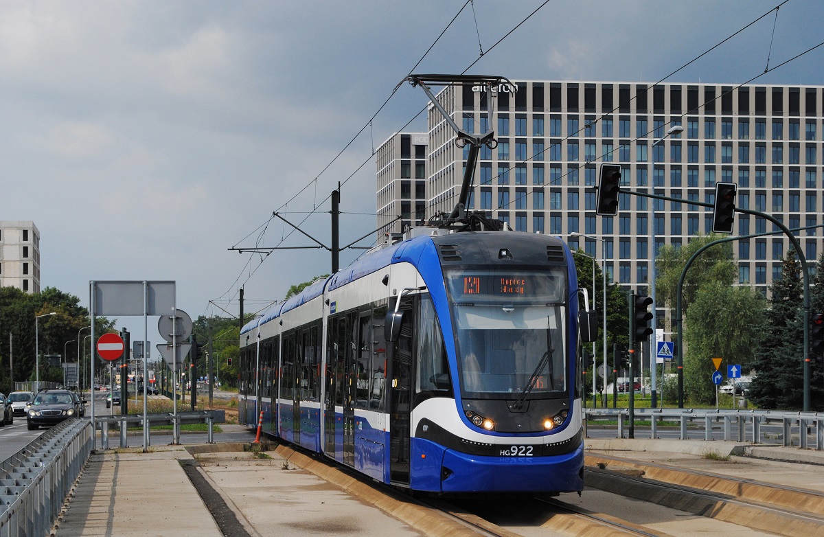 Tw.922 als Linie 4 in der al. Jana Pawla II kurz vor der Haltestelle Stella Sawickiego. (21.08.2021)