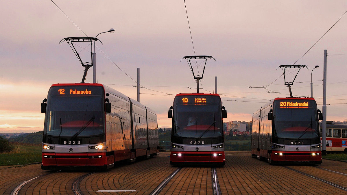 Tw.9233, 9276 und 9270 der Reihe 15T warten in der Endstelle Sidlište Barrandov. (14.09.2015)