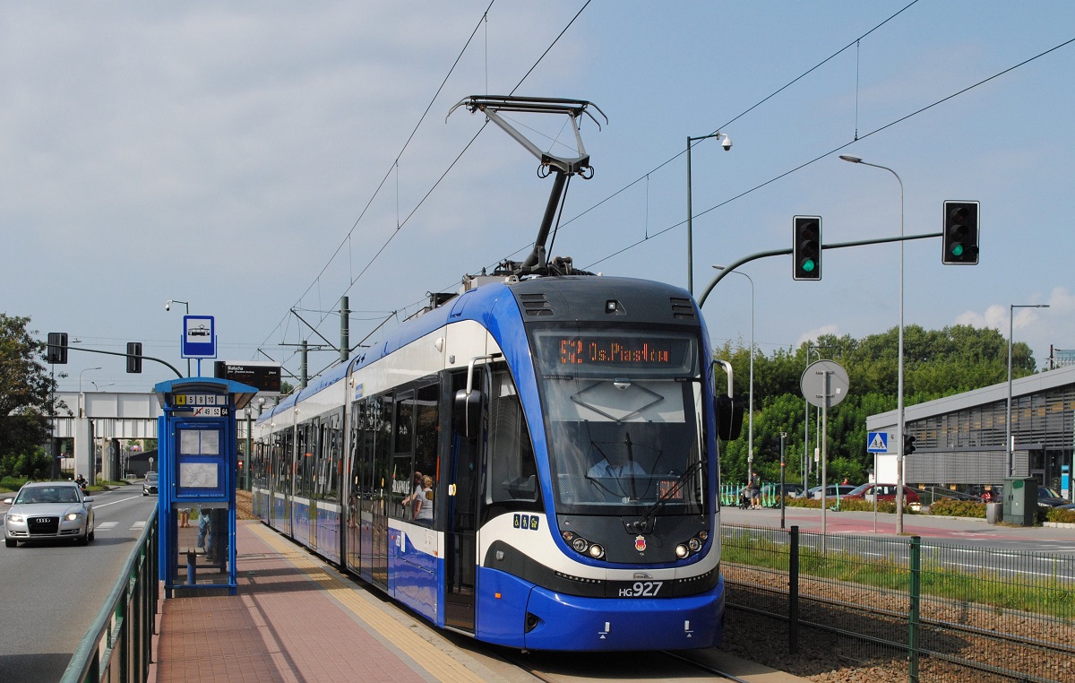 Tw.927 erreicht als Linie 52 in der ul. Mogilska  die Haltestelle Bialucha. (21.08.2021)