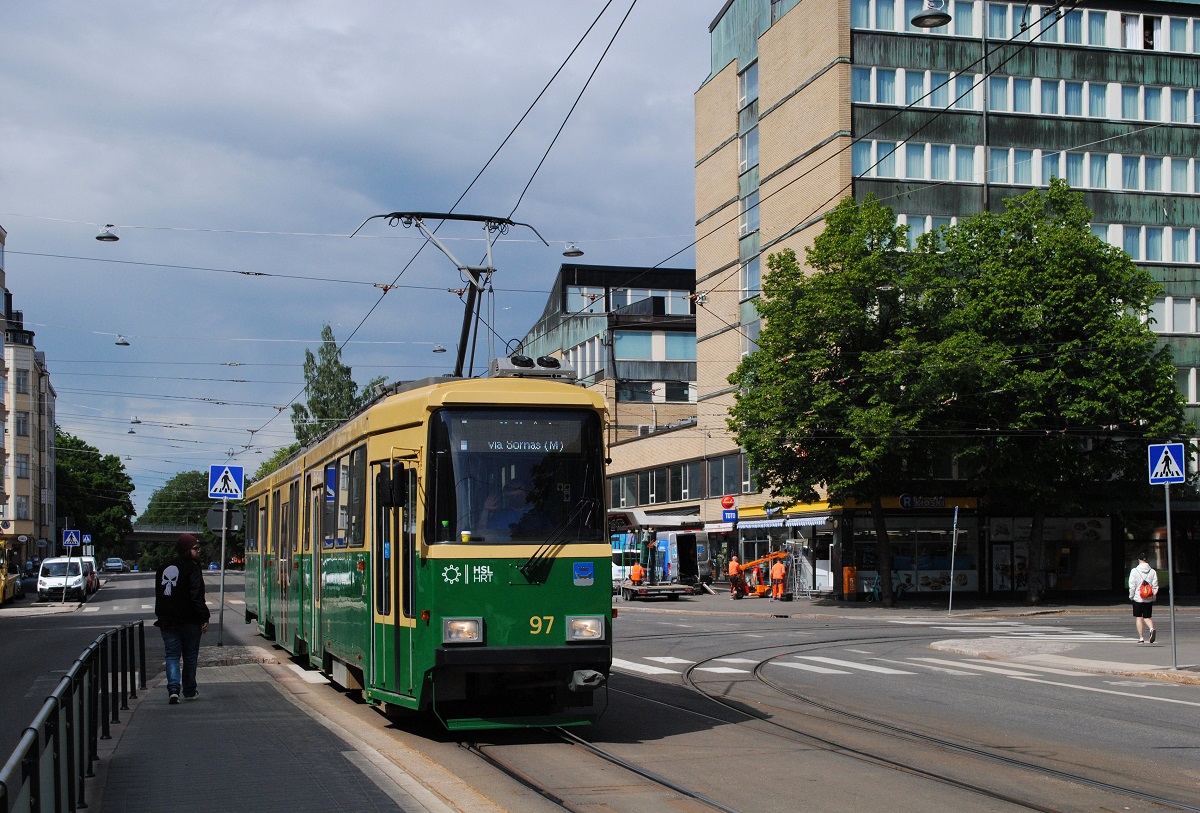 Tw.97 erreicht in der Helsinginkatu gerade die Haltestelle Urheilutalo. (06.06.2023)
