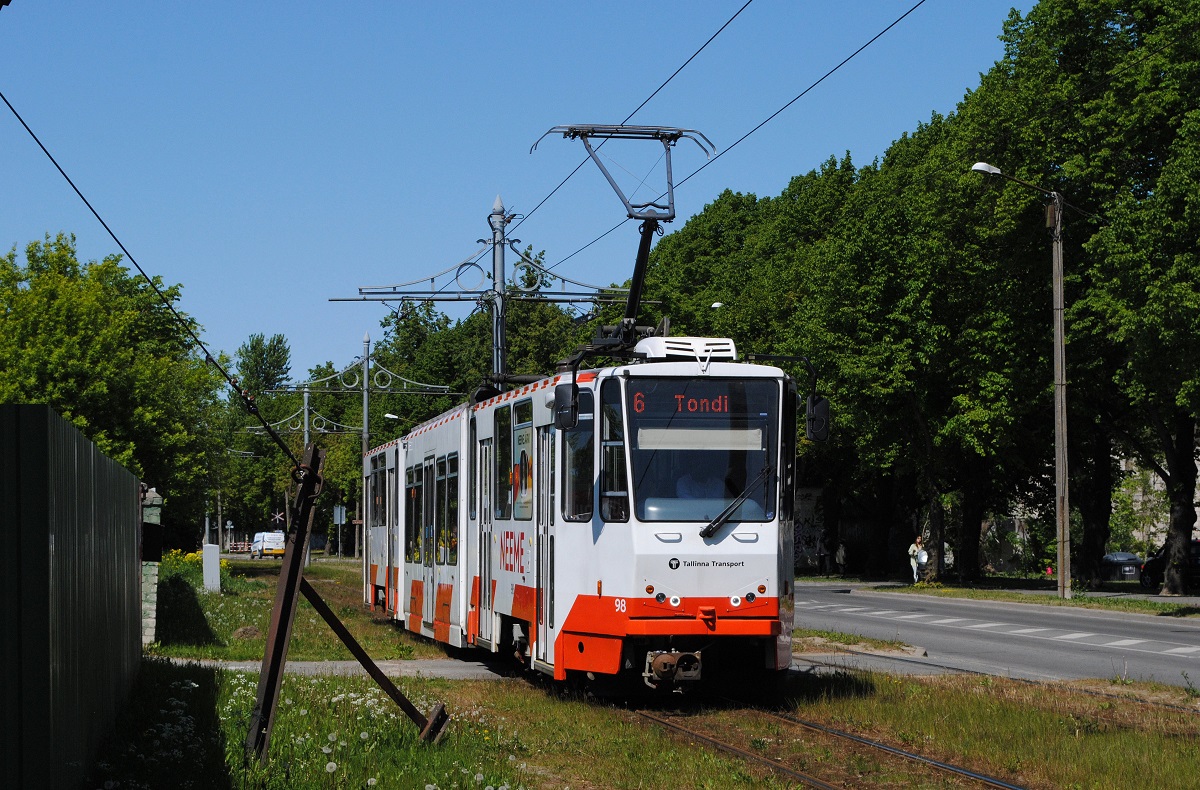 Tw.98 in der Kopli bei der Einfahrt in die Haltestelle Volta. Da der Streckenast nach Lennujaam bzw. Ülemiste wegen Gleisbauarbeiten gesperrt war, wurde eine Linie 6 zwischen Kopli und Tondi betrieben. (07.06.2023)