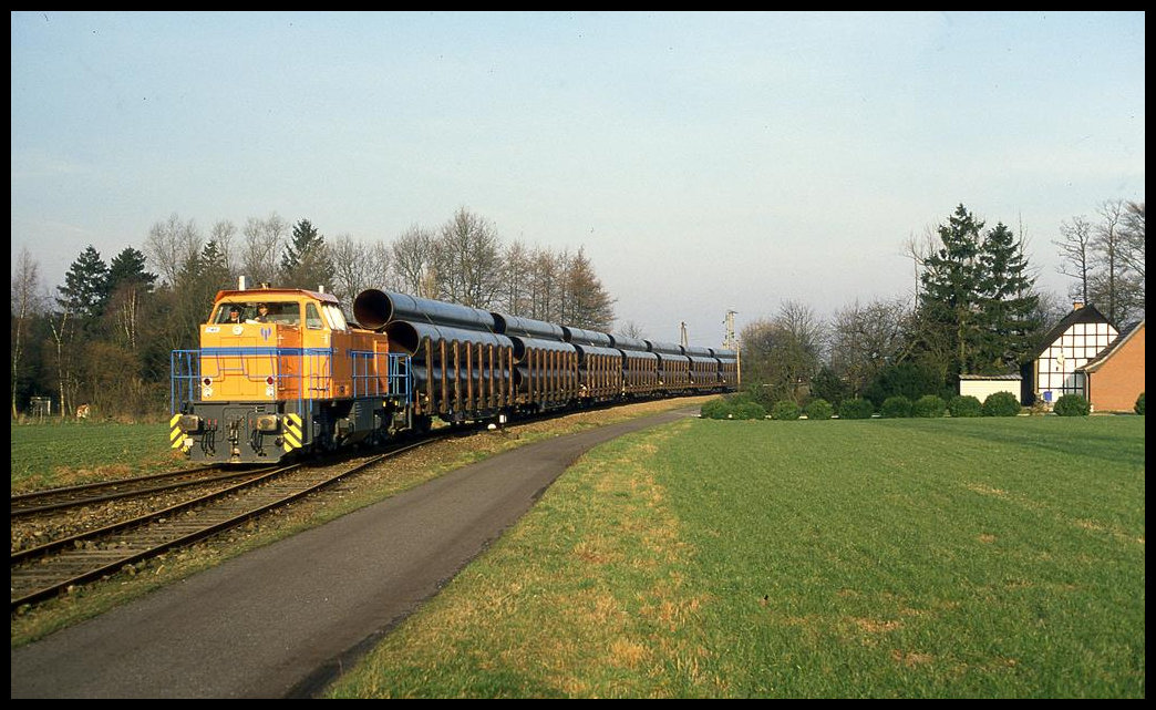 TWE V 156 hatte am 11.3.1995 die Aufgabe, einen Röhrenzug von Lengerich nach Bad Laer zu befördern. Hier fährt der Zug gerade durch den ehemaligen Bahnhof Höste.