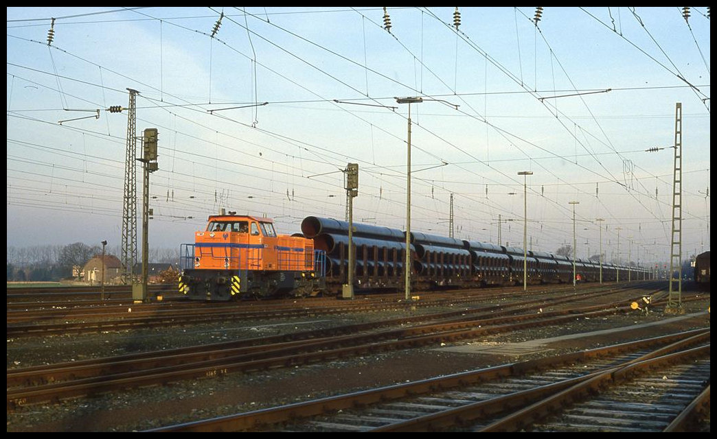 TWE V 156 hatte am 11.3.1995 die Aufgabe, einen Röhrenzug von Lengerich nach Bad Laer zu befördern. Hier hat die Lok im Bahnhof Lengerich gerade angekuppelt und erwartet das Abfahrt Signal.