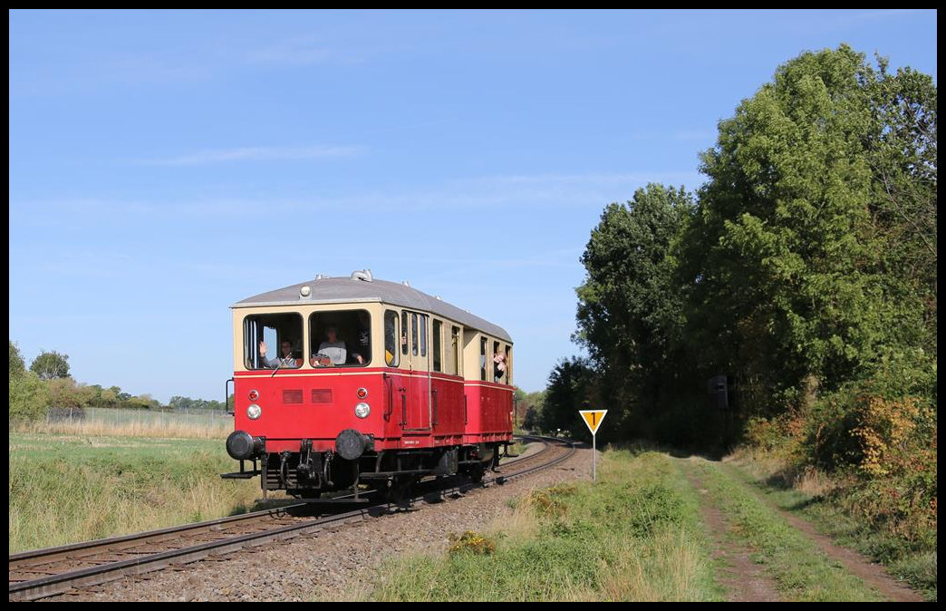 TWE VT 03 unternahm am 14.9.2019 eine Sonderfahrt von Lengerich zu einer Werksbesichtigung nach Georgsmarienhütte. Veranstalter war Eisenbahn Tradition. Hier ist der VT kurz vor dem Augustaschacht in Hasbergen auf der Werksbahn unterwegs. 