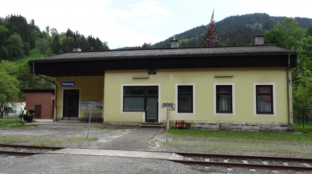 Twimberg, Haltestelle (2015-05-18), vom Personenverkehr wird die Haltestelle lediglich noch an Schultagen von 2 Zugpaaren bedient.