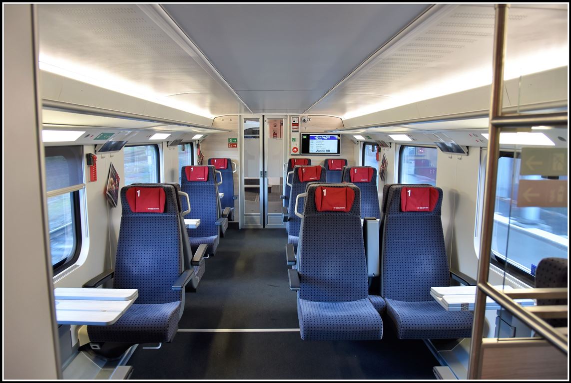 Twindexx RABDe 502 Unterdeck 1.Klasse. Im Gegensatz zum Foto sind die Sitzbezüge grau. (10.12.2018)
