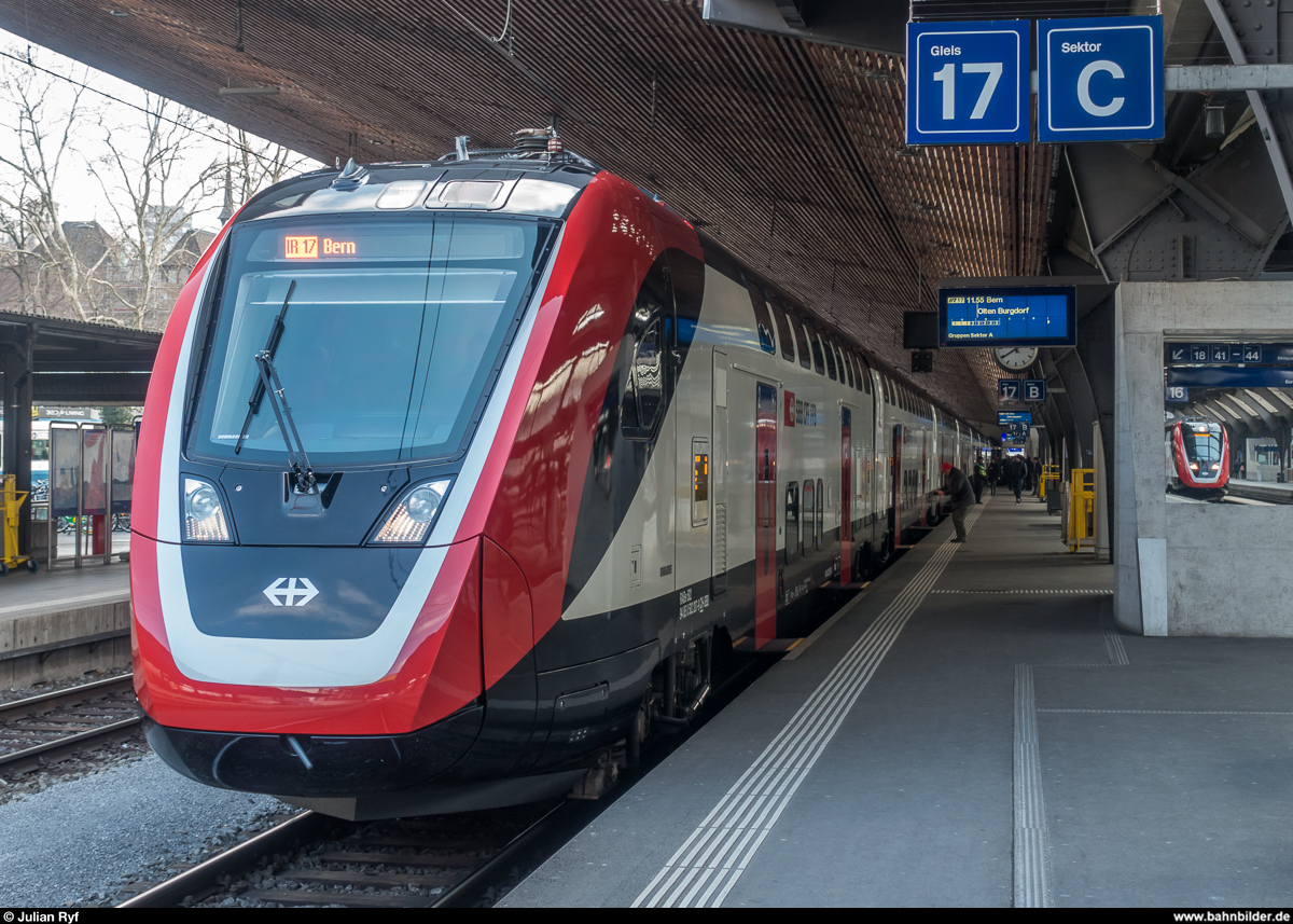 Twindexx Swiss Express im Fahrgasteinsatz! Am 26. Februar 2018, mit über 4 Jahren Verspätung und unter grosser Medienaufmerksamkeit, fand die erste Fahrt des neuen  Aquilo -Zuges der SBB auf dem IR 17 2368 statt.<br>
IR 200 RABe 502 207 wartet in Zürich HB auf die Abfahrt nach Bern.
