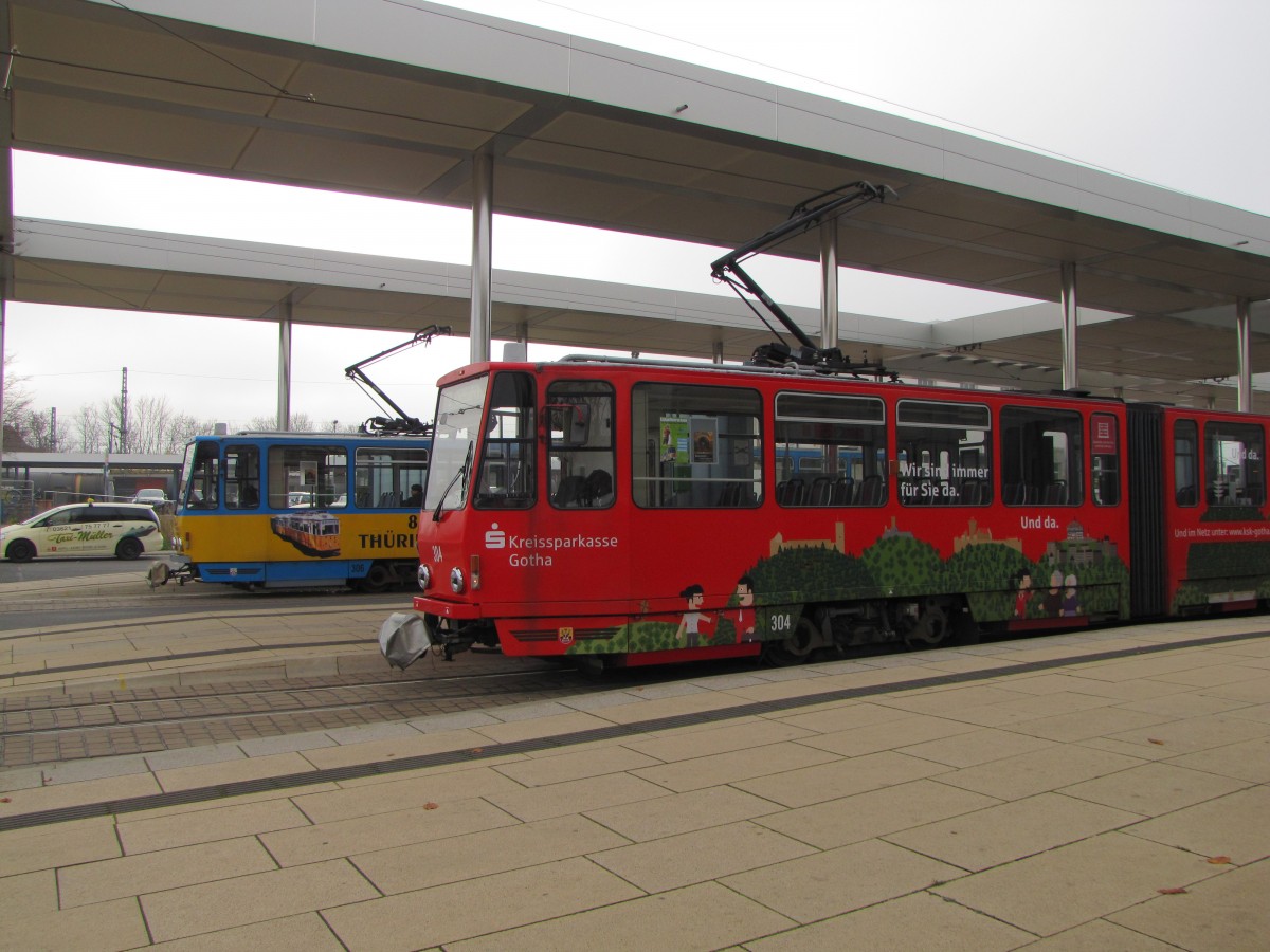 TWSB 304 als Linie 2 zum Ostbahnhof und TWSB 306 als Linie 1 zum Krankenhaus, am 15.11.2013 am Bahnhof Gotha.