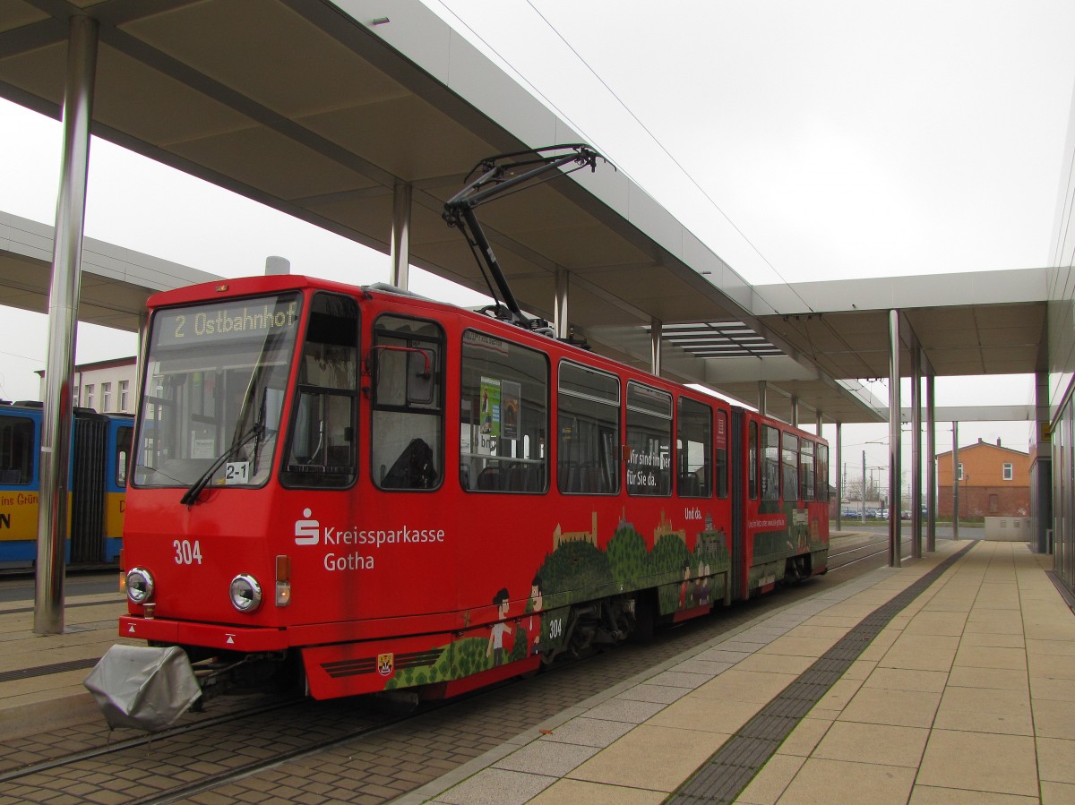 TWSB 304 als Linie 2 zum Ostbahnhof, am 15.11.2013 am Bahnhof Gotha.