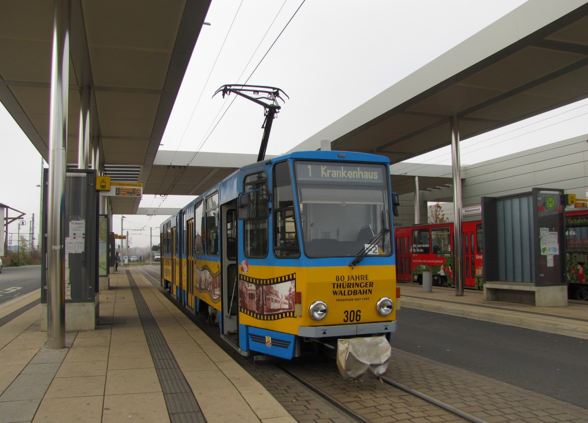 TWSB 306 als Linie 1 zum Krankenhaus, am 15.11.2013 am Bahnhof Gotha.