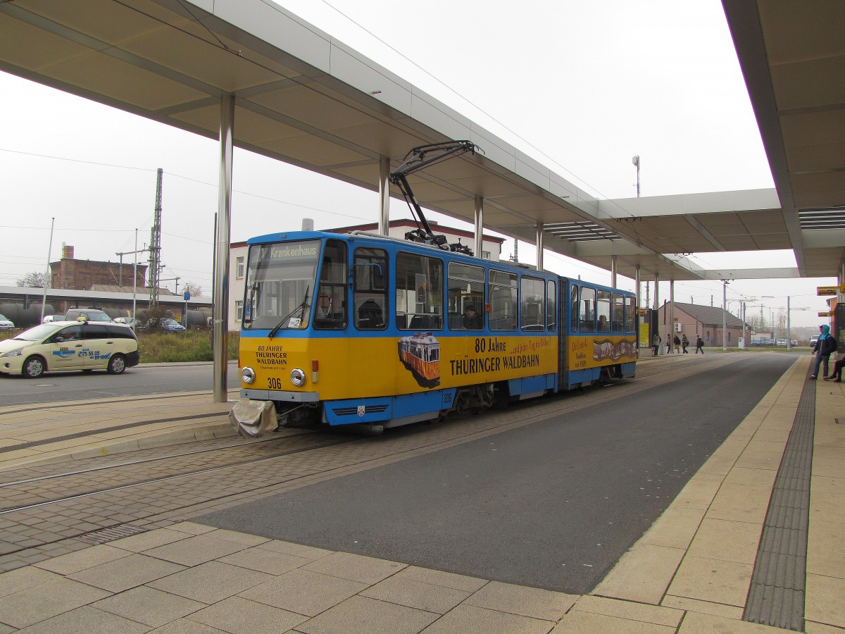 TWSB 306 als Linie 1 zum Krankenhaus, am 15.11.2013 am Bahnhof Gotha.