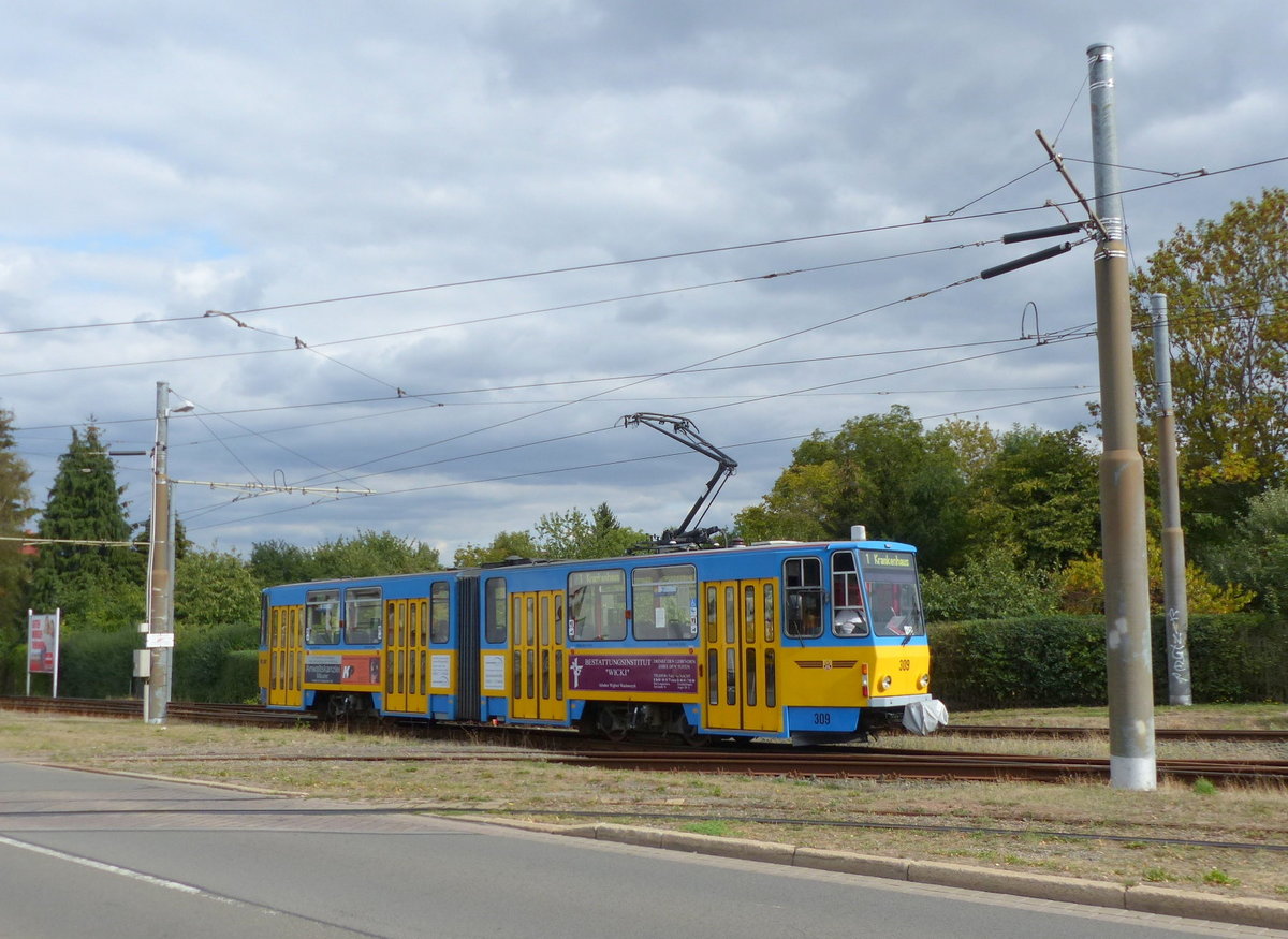 TWSB 309 als Linie 1 (Hauptbahnhof - Kreiskrankenhaus), am 15.09.2018 an der Wagenhalle in Gotha.
