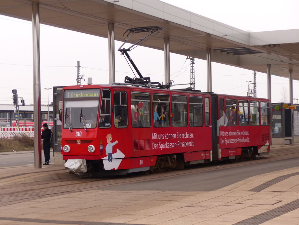 TWSB 310 als Linie 1 zum Krankenhaus, am 17.02.2018 am Hauptbahnhof in Gotha.