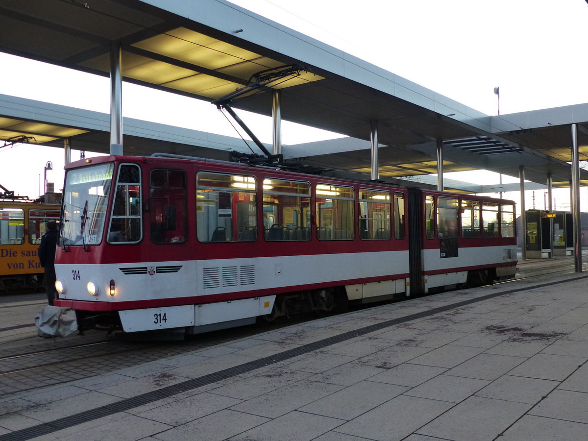 TWSB 314 als Linie 2 zum Ostbahnhof, am 07.12.2017 am Bahnhof Gotha.