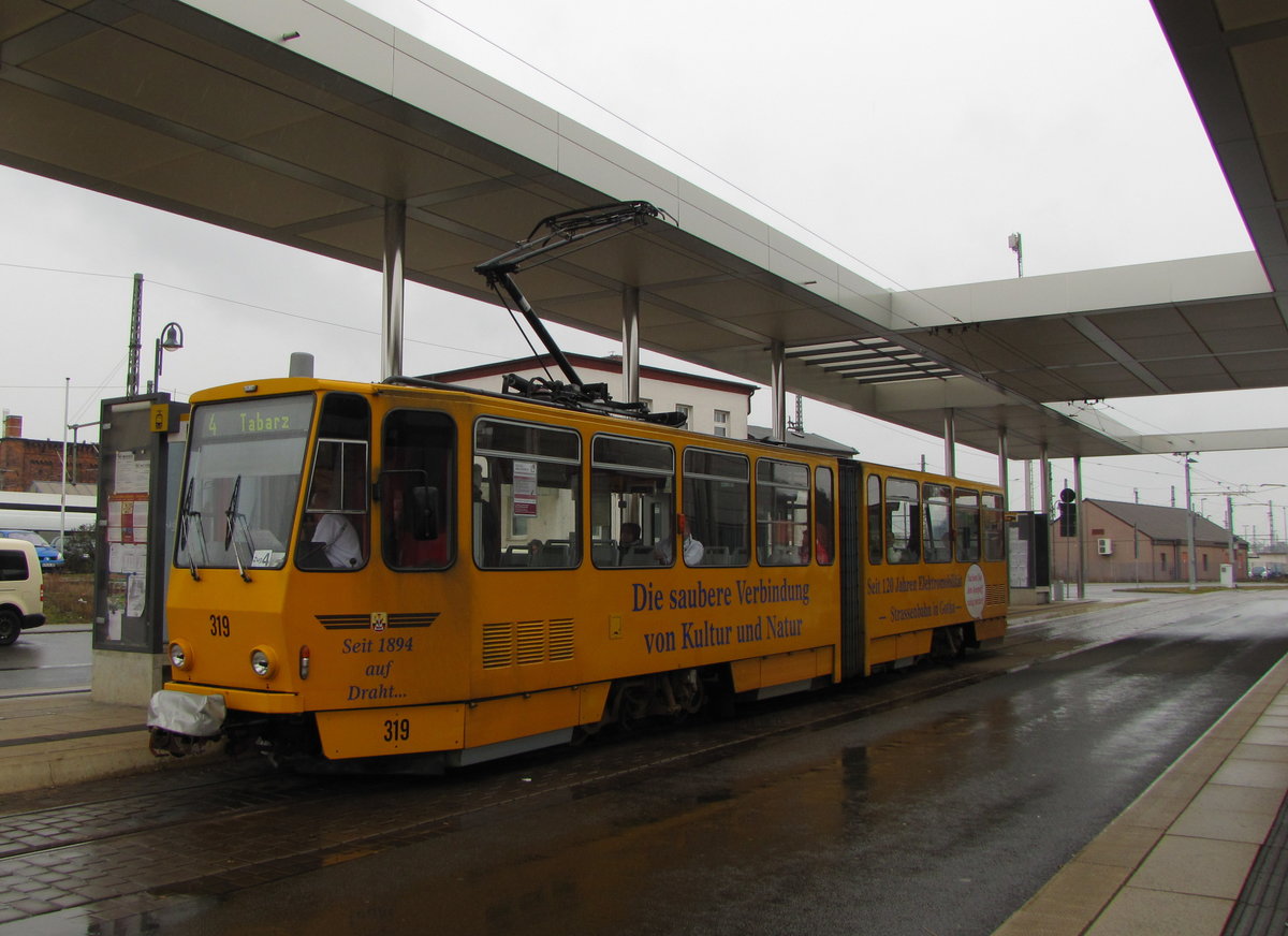 TWSB 319 als Linie 4 nach Tabarz, am 25.03.2016 am Bahnhof Gotha.