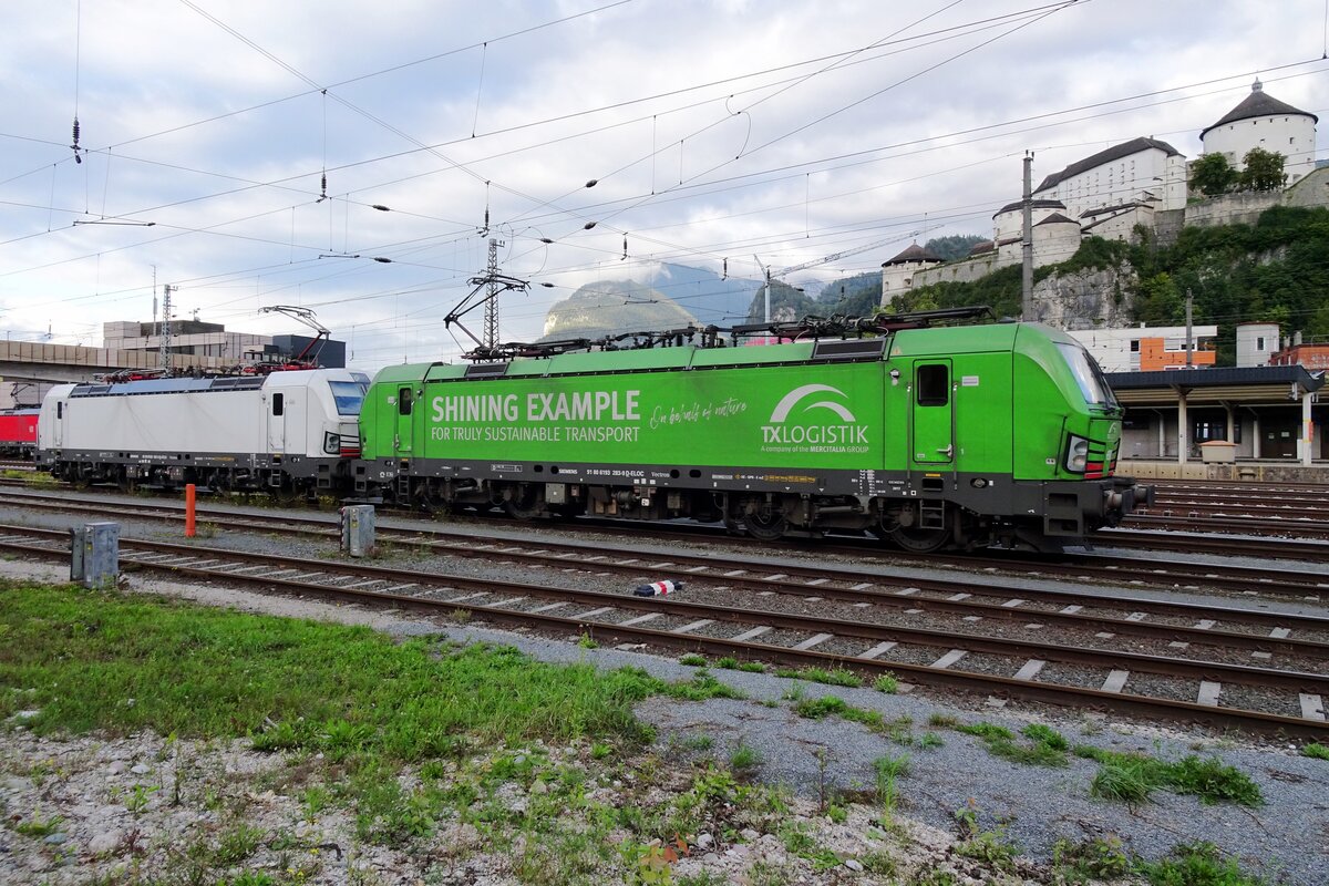 TX Logistics 193 283 gibt das grüne Vorbild in Kufstein am 20 September 2021.