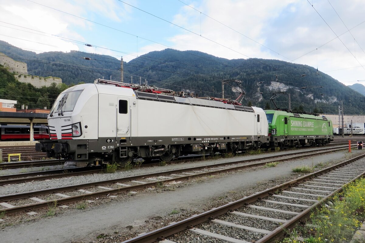 TX Logistics 193 596 soll deren Farben noch bekommen und wartet am 20 September 2021 in Kufstein auf neue Aufgaben. Das Bild wurde vom Parkplatz hinter den Bahnhof gemacht.