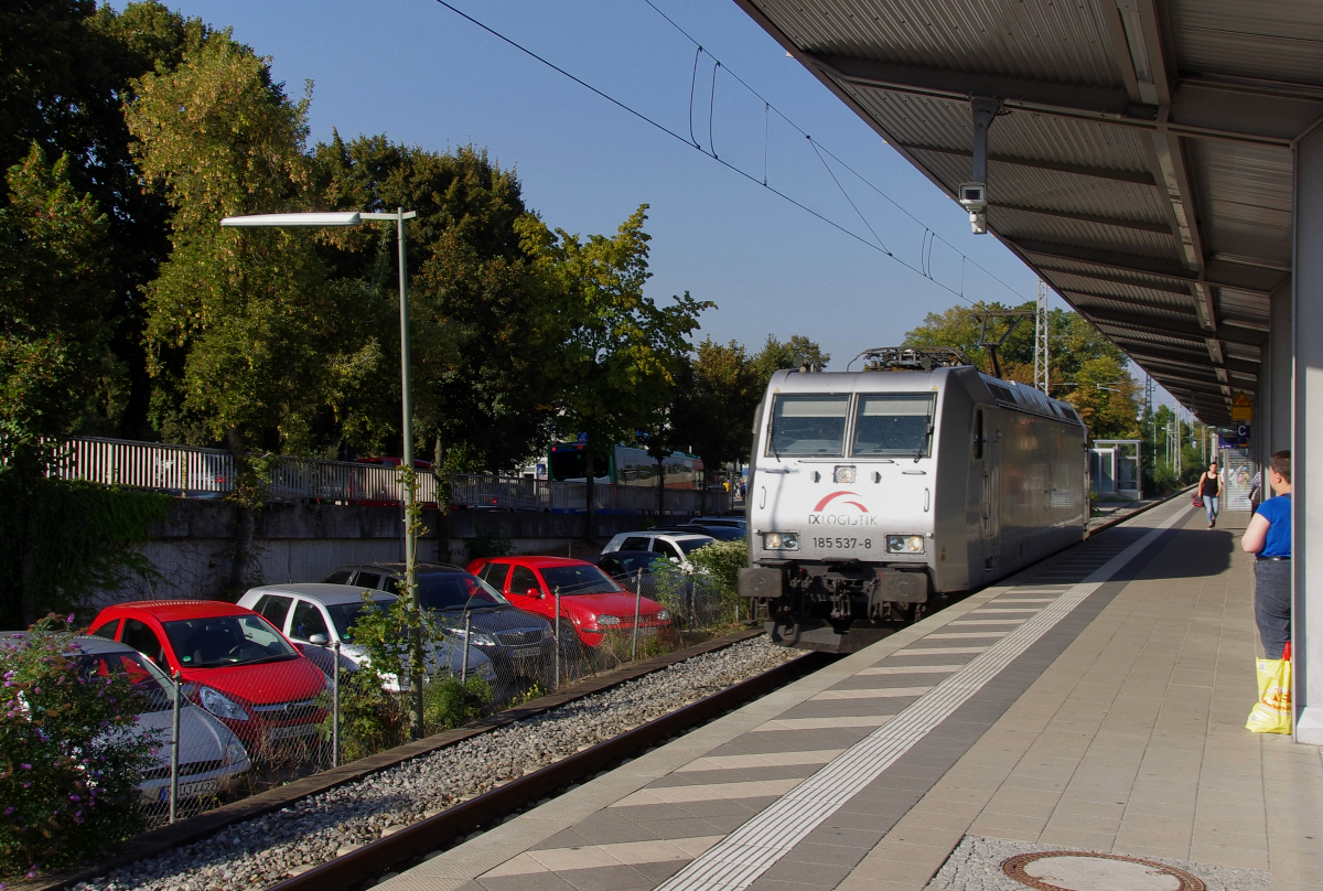 TX Logistik 185 537 rauscht durch Oberschleißheim in Richtung München. 14.09.2016
Bahnstrecke 5500 München Hbf. - Regensburg.