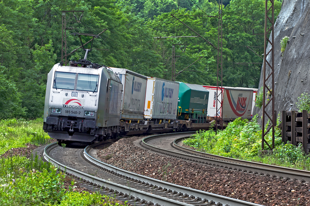 TX Logistik 185 540-2 fährt mit KLV Zug die Geisslinger Steige hinauf.Bild Juni 2015