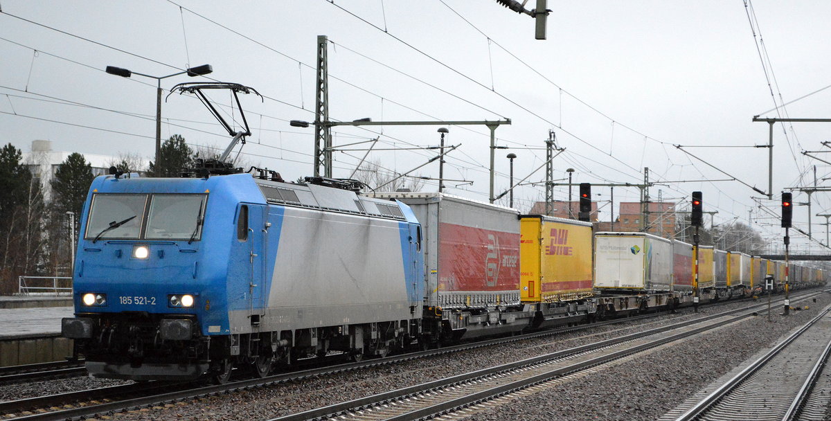 TX Logistik AG, Bad Honnef [D] mit  185 521-2  [NVR-Number: 91 80 6185 521-2 D-ATLU] und Taschenwagenzug aus Verona nach Rostock am 28.01.20 Durchfahrt Bf. Flughafen Berlin Schönefeld.