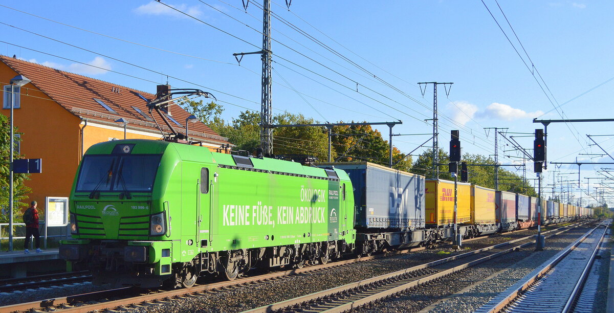 TX Logistik AG, Bad Honnef [D] mit der grünen Railpool Vectron  193 996-6  [NVR-Nummer: 91 80 6193 996-6 D-Rpool] und KLV-Zug am 13.10.21 Durchfahrt Bf. Golm (Potsdam).