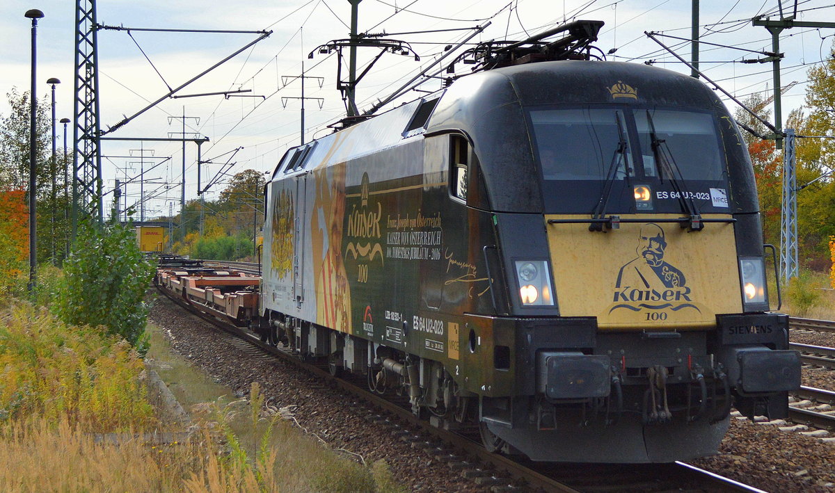 TX Logistik AG mit dem MRCE Taurus  ES 64 U2-023  [NVR-Number: 91 80 6182 523-1 D-DISPO]  Kaiser Franz Josef ...  mit einem schwach ausgelastetem KLV-Zug am 09.10.18 Bf. Flughafen Berlin-Schönefeld.