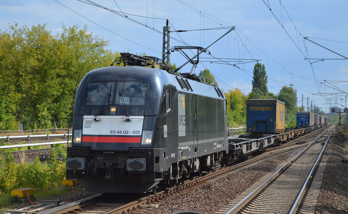 TX Logistik AG mit der MRCE Dispo   ES 64 U2-022  [NVR-Number: 91 80 6182 522-3 D-DISPO] und einem schwach ausgelastetem KLV-ZUg Richtung Rostock am 05.09.18 Bf. Berlin-Hohenschönhausen. 