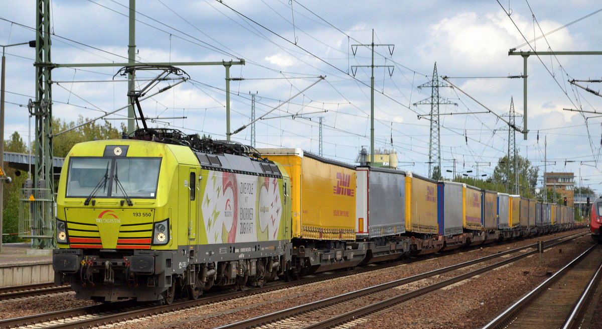 TX Logistik AG, Troisdorf [D] mit der Alpha Trains Vectron  193 550  [NVR-Nummer: 91 80 6193 550-1 D-ATLU] und Taschenwagenzug von Rostock nach Verona am 26.09.19 Bahnhof Flughafen Berlin Schönefeld. 