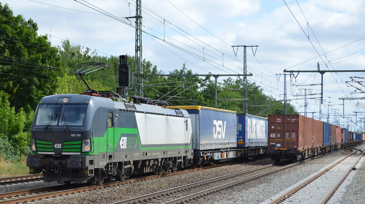 TX Logistik AG, Troisdorf [D] mit der wohl neu jetzt auch angemieteten ELL Vectron  193 733  [NVR-Nummer: 91 80 6193 733-3 D-ELOC] und Taschenwagenzug am 22.06.21 Durchfahrt Bf. Golm (Potsdam).
