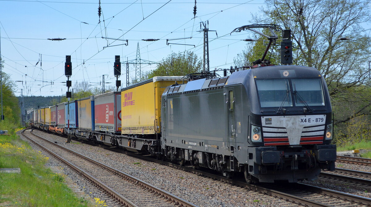 TX Logistik AG, Troisdorf [D] mit der MRCE Vectron  X4 E - 879  [NVR-Nummer: 91 80 6193 879-4 D-DISPO] und Taschenwagenzug am 10.05.21 Durchfahrt Bf. Saarmund.