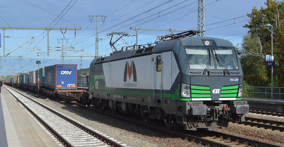 TX Logistik AG, Troisdorf [D] mit der ELL Vectron  193 228  [NVR-Nummer: 91 80 6193 228-4 D-ELOC] und KLV-Zug am 18.10.21 Durchfahrt Bf. Golm (Potsdam).