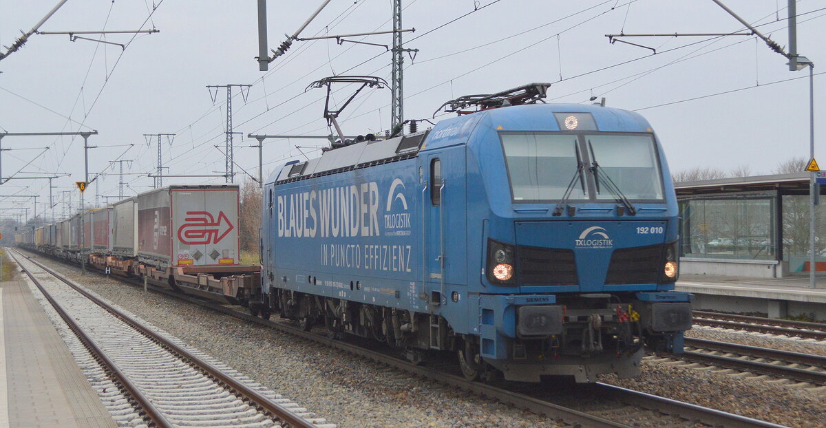 TX Logistik AG, Troisdorf [D] mit der Smartron  192 010  [NVR-Nummer: 91 80 6192 010-7 D-NRAIL] und KLV-Zug am 25.11.21 Durchfahrt Bf. Golm.