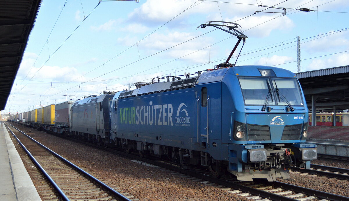 TX Logistik AG, Troisdorf [D] mit  192 011  [NVR-Nummer: 91 80 6192 011-5 D-NRAIL] und  185 407-4  [NVR-Nummer: 91 80 6185 407-4 D-DISPO] + KLV-Zug aus Rostock-Seehafen am 23.02.22 Durchfahrt Bf. Flughafen BER - Terminal 5.