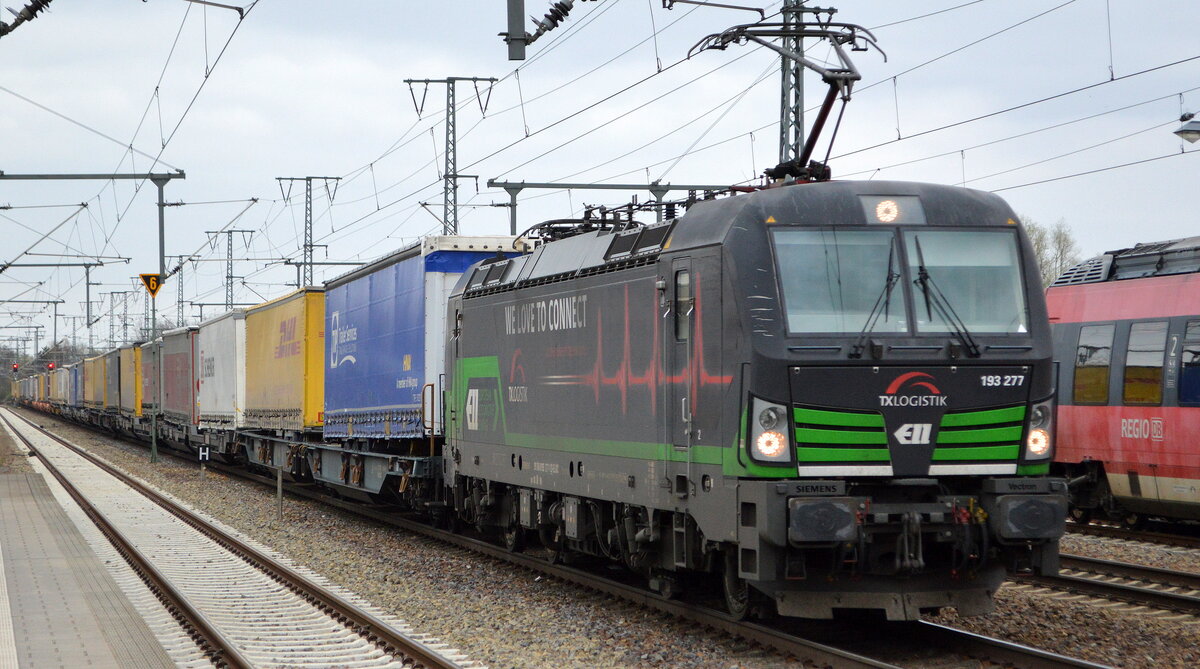 TX Logistik AG, Troisdorf [D] mit der ELL Vectron  193 277  [NVR-Nummer: 91 80 6193 277-1 D-ELOC] und KLV-Zug aus Rostock am 06.04.22 Durchfahrt Bf. Golm.
