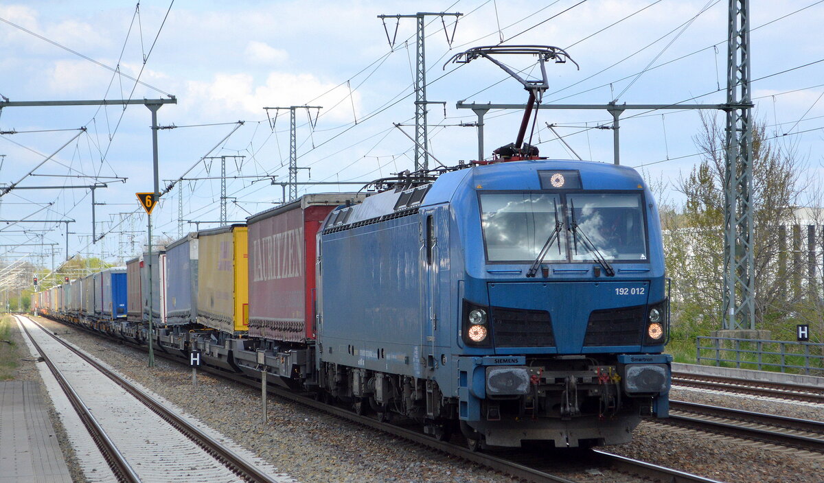 TX Logistik AG, Troisdorf [D] mit  192 012  [NVR-Nummer: 91 80 6192 012-3 D-NRAIL] und KLV-Zug am 27.04.22 Durchfahrt Bf. Golm.