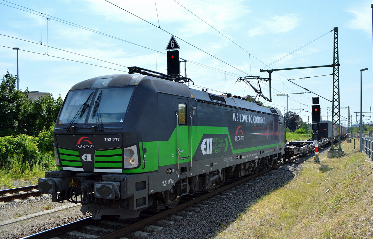 TX Logistik AG, Troisdorf [D] mit der ELL Vectron  193 277  [NVR-Nummer: 91 80 6193 277-1 D-ELOC] und KLV-Zug am 20.07.22 Durchfahrt Bahnhof Dessau Hbf.