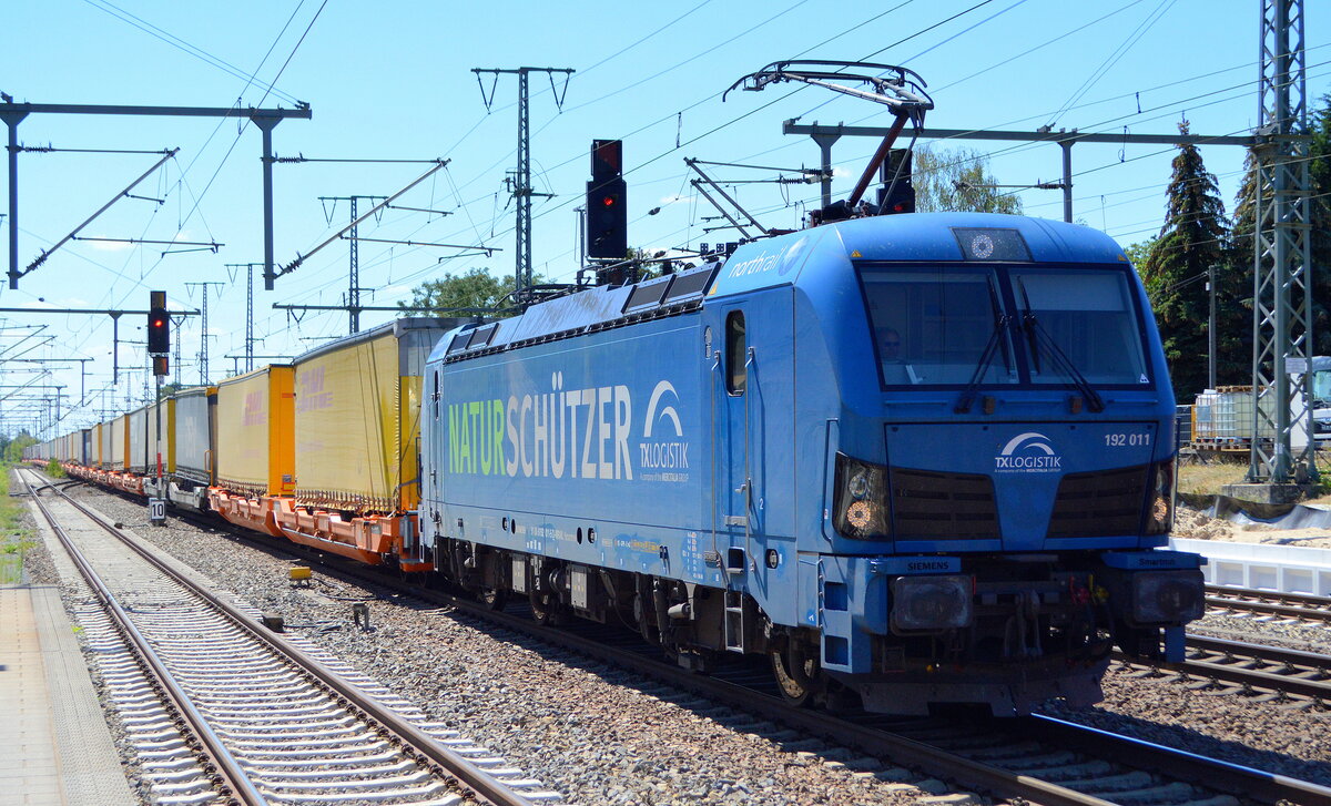 TX Logistik AG, Troisdorf [D] mit  192 011  [NVR-Nummer: 91 80 6192 011-5 D-NRAIL] und einem KLV-Zug Richtung Rostock Seehafen am 10.08.22 Durchfahrt Bahnhof Golm.