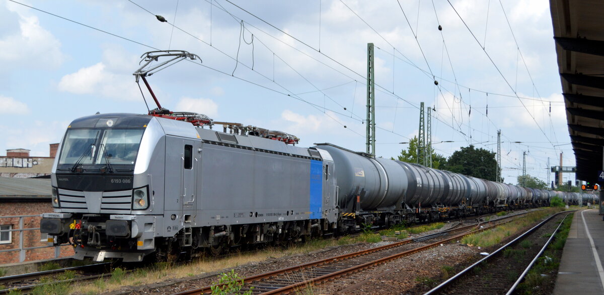TX Logistik AG, Troisdorf [D] mit der Railpool Vectron  6193 086  [NVR-Nummer: 91 80 6193 086-6 D-RPOOL] und einem Kesselwagenzug am 25.08.22 Vorbeifahrt Bahnhof Magdeburg-Neustadt.